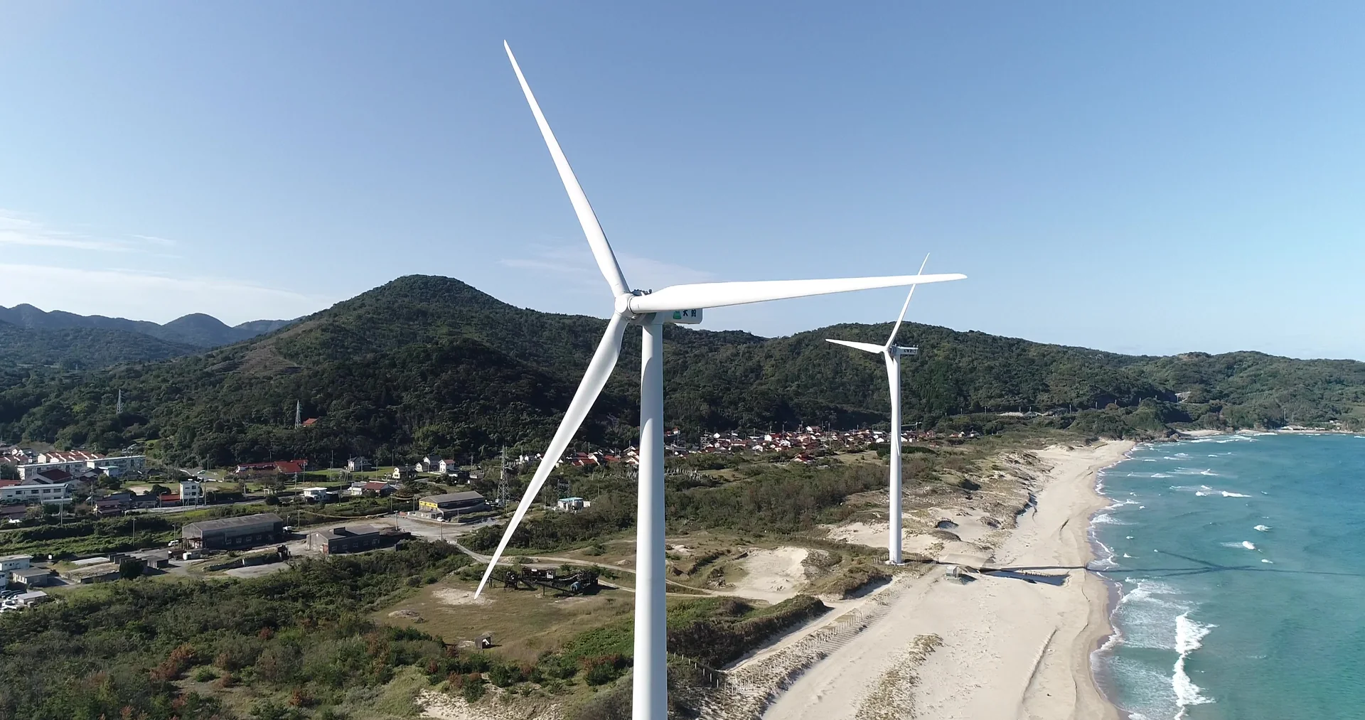 島根県の海岸沿いに立つ風力発電設備